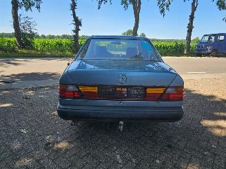 Mercedes 200-serie 260 E picture 2