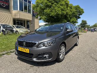 Schadeauto Peugeot 308 1.2 PureTech Blue Lease Executive 2020/1